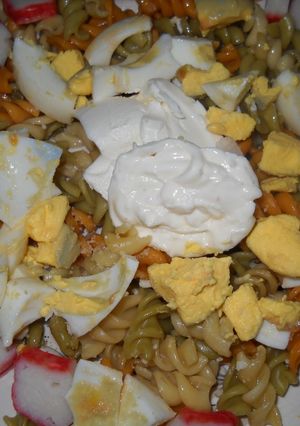 Una foto de Kanikama en ensalada de fideos multicolores