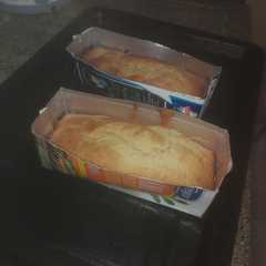 Una foto de Budín de banana en molde de caja de leche