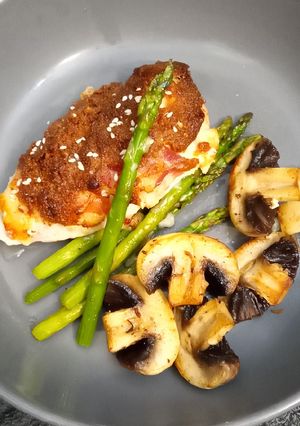 A picture of Keto, low calorie chicken cheese and bacon with mushrooms and asparagus.😋😋. Tahini & soy paste.