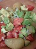 Ensalada de patatas con aguacate y tomates cherry