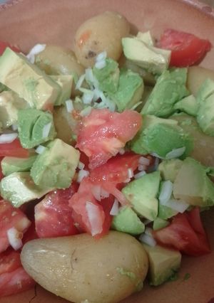 Foto principal de Ensalada de patatas con aguacate y tomates cherry