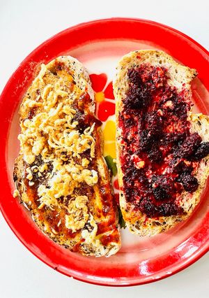 รูปของ Sourdough Toast มายองพริกเผาไก่หยอง🍞🌶️