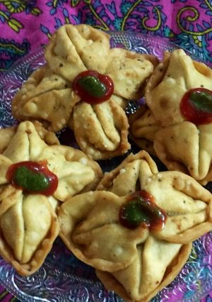 A picture of Flower samosa with peas.