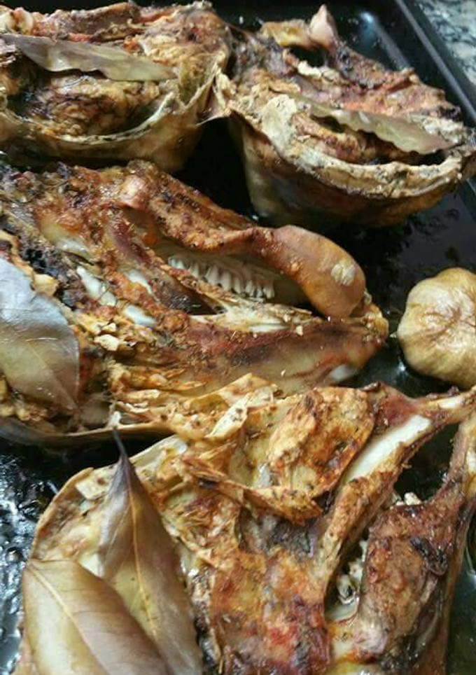 Una foto de Cabezas de cordero en ají