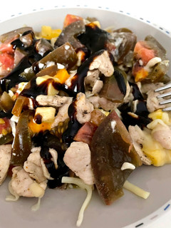 Una foto de Ensalada de tomate con pollo y queso
