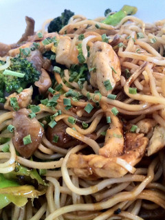 Una foto de Noodles con setas, pollo y brócoli