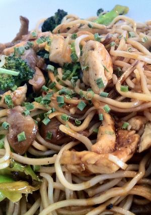 Una foto de Noodles con setas, pollo y brócoli