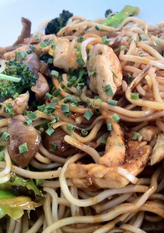 Una foto de Noodles con setas, pollo y brócoli