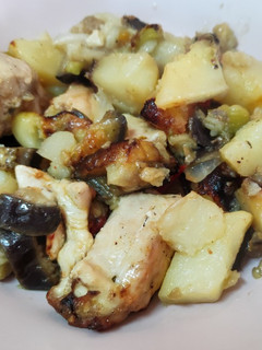 Una foto de Pollo asado con verduras