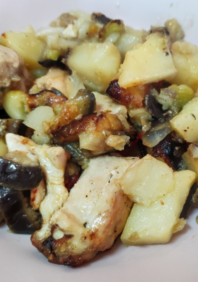 Una foto de Pollo asado con verduras