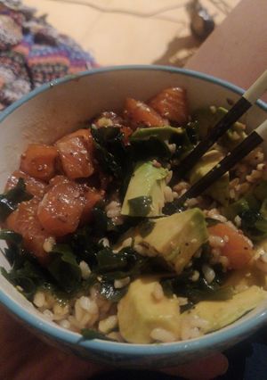 Una foto de Chirashi salmón o pollo, aguacate y wakame