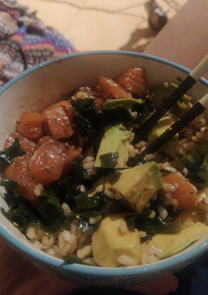 Una foto de Chirashi salmón o pollo, aguacate y wakame
