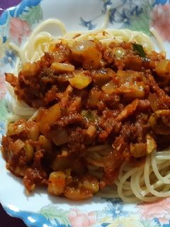 Una foto de Espaguetis con bacon y aceitunas y toque de picante