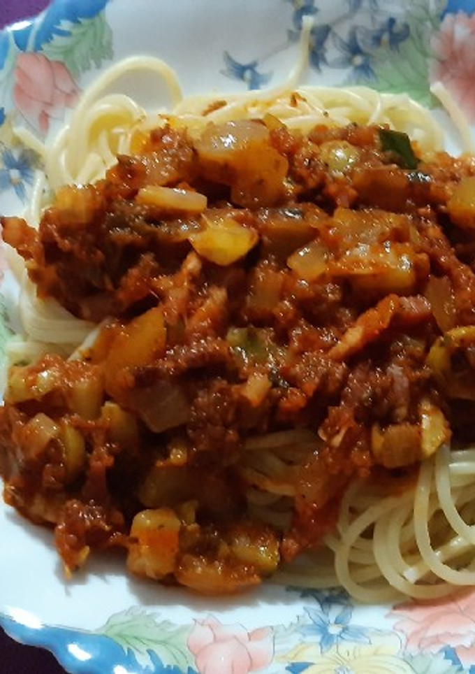 Una foto de Espaguetis con bacon y aceitunas y toque de picante