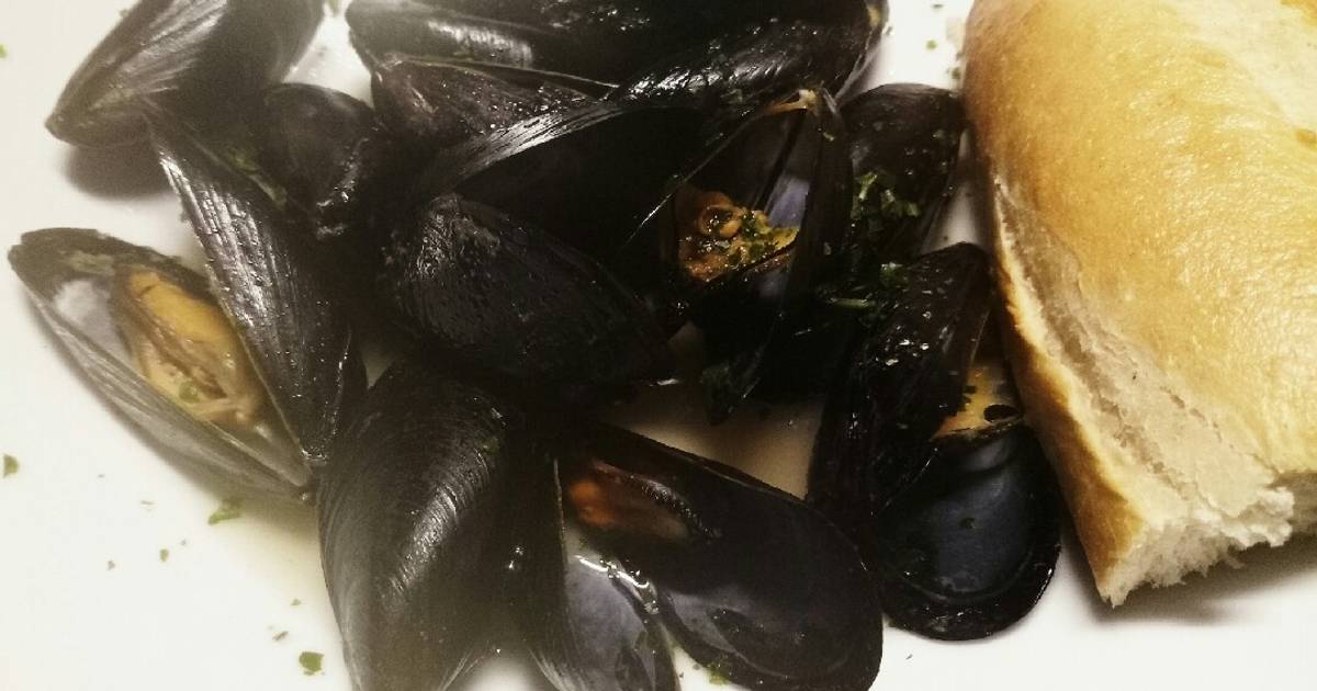 Brandy, garlic and butter mussels Recipe by Miss Fluffy's Cooking