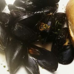 A picture of Brandy, garlic and butter mussels.