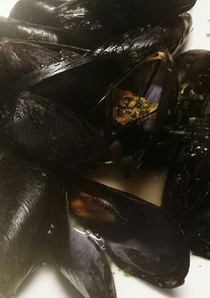 A picture of Brandy, garlic and butter mussels.