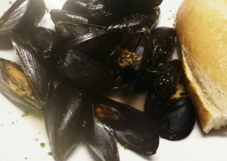 Brandy, garlic and butter mussels