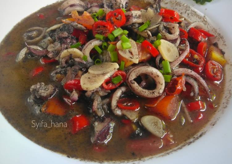 Cumi masak hitam pedas