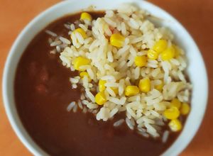 Una foto de Frijoles colorados con chicharrones