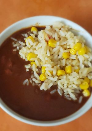 Una foto de Frijoles colorados con chicharrones