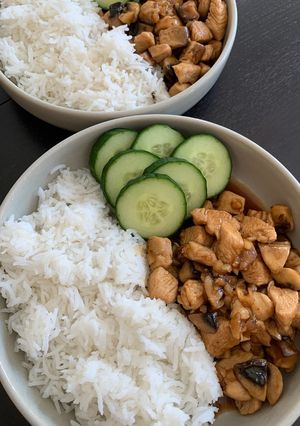 Hình của món Gà sốt nấm cay.