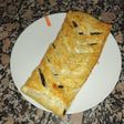 Trenza de hojaldre, morcilla y cebolla caramelizada