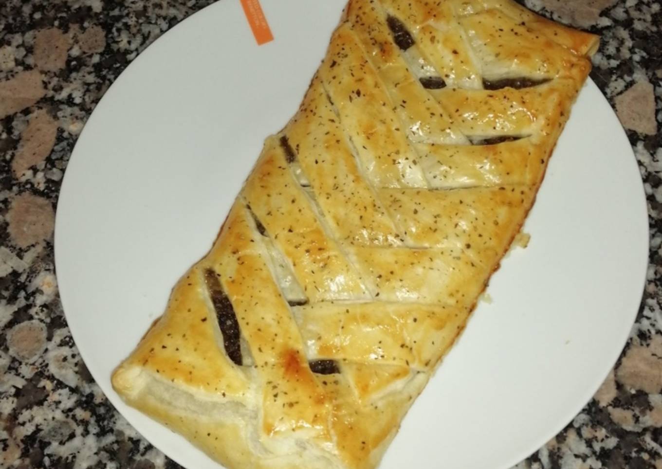 Trenza de hojaldre, morcilla y cebolla caramelizada