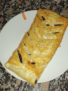 Una foto de Trenza de hojaldre, morcilla y cebolla caramelizada
