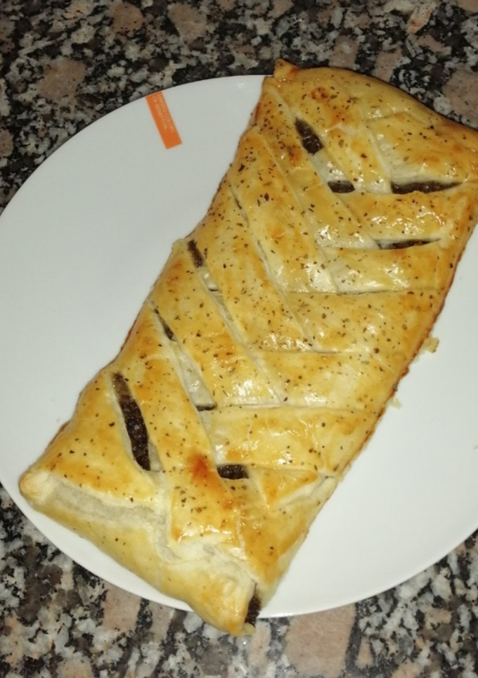 Una foto de Trenza de hojaldre, morcilla y cebolla caramelizada