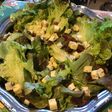 Salade feuille de chêne rouge au bleu de bresse et raisins (sauce au melfor)