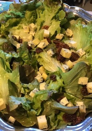 Une photo de Salade feuille de chêne rouge au bleu de bresse et raisins (sauce au melfor)