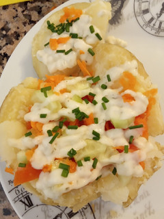 Una foto de Patata asada, rellena de verduras
