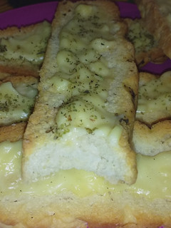 Una foto de Pan Focaccia con tomillo tostada tipo Bruschetta