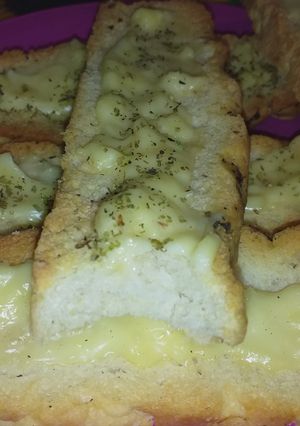 Una foto de Pan Focaccia con tomillo tostada tipo Bruschetta