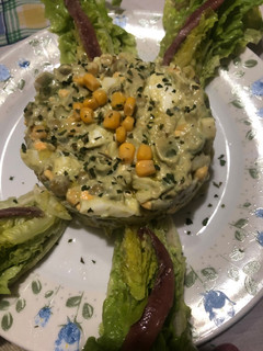 Una foto de 443. Ensaladilla de aguacate y huevo con cogollos de Tudela (entrante ensalada)