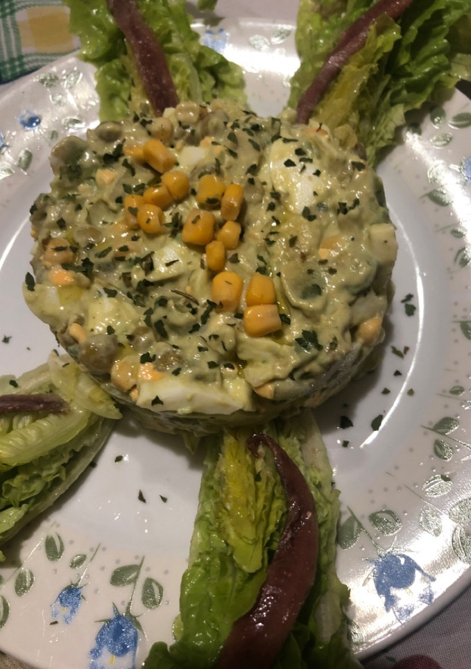 Una foto de 443. Ensaladilla de aguacate y huevo con cogollos de Tudela (entrante ensalada)