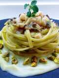 Linguine mantecate con cipollotto e acciuga, con filetto di pesce persico su crema di cavolfiore