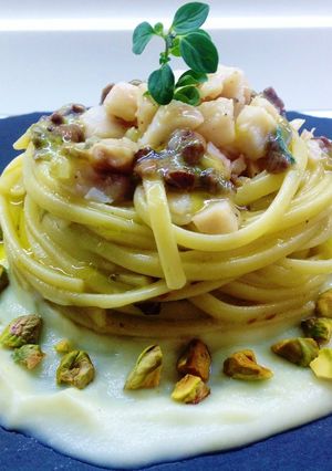 Foto di Linguine mantecate con cipollotto e acciuga, con filetto di pesce persico su crema di cavolfiore