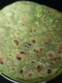 પાલક પરાઠા (Palak Paratha Recipe In Gujarati) રેસીપી મુખ્ય ફોટો
