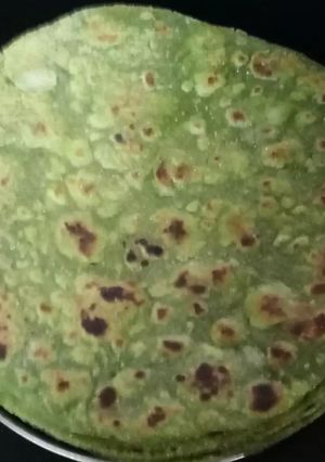 પાલક પરાઠા (Palak Paratha Recipe In Gujarati) રેસીપી મુખ્ય ફોટો
