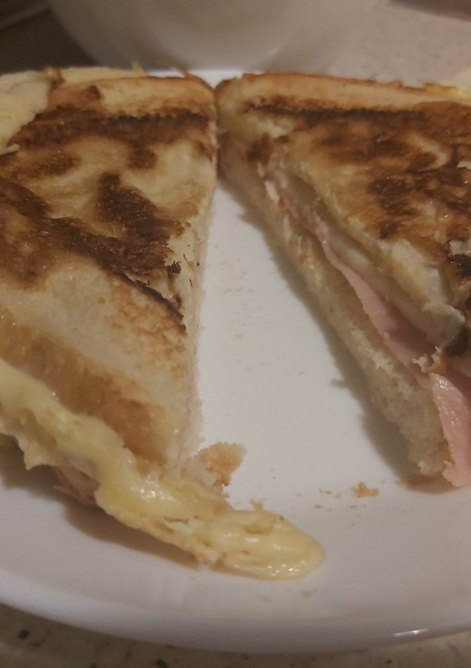 Una foto de Sándwich mixto con huevo☺️