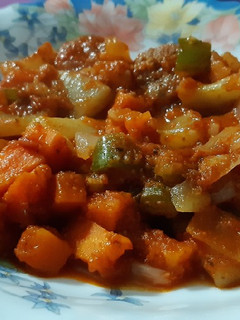 Una foto de Calamares con chorizo picante y verduras