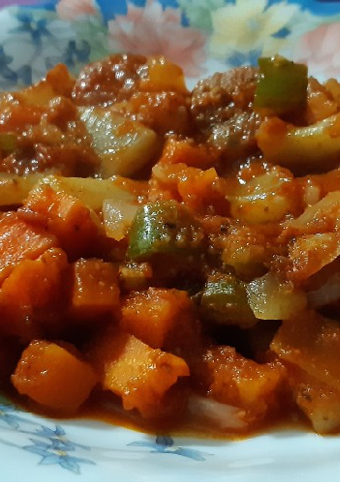 Una foto de Calamares con chorizo picante y verduras