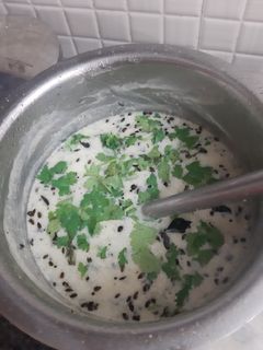 गुजराती खाटी मीठी कढ़ी (gujarati khatti meethi kadhi recipe in Hindi) रेसिपी मुख्य फोटो