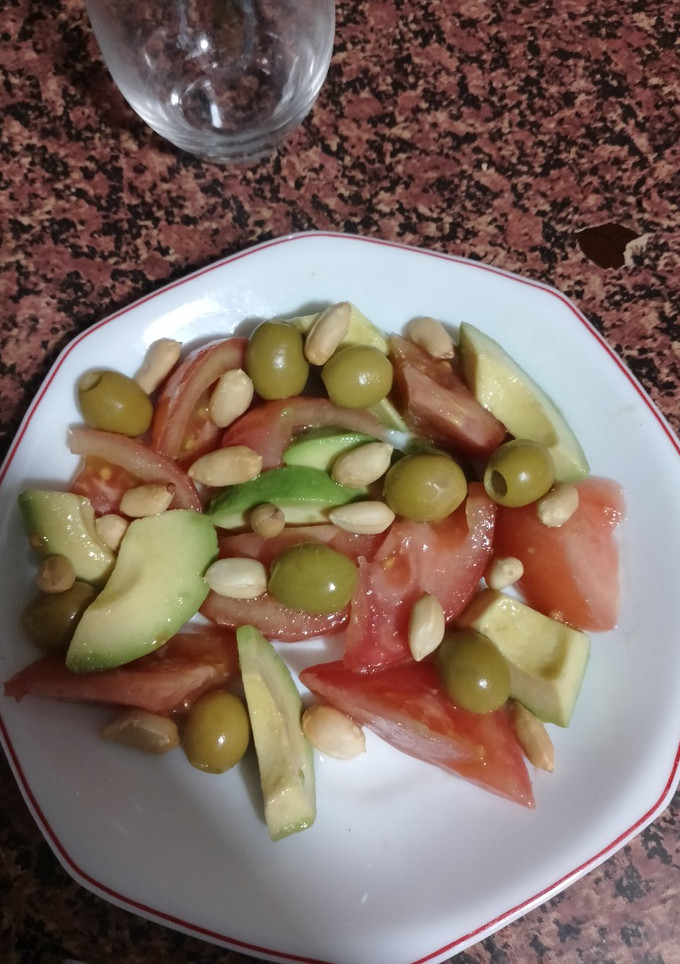 Una foto de Ensalada de Cacahuetes y Aguacate