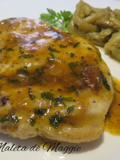 Una foto de Chuletas de cerdo con salsa de ajo y perejil