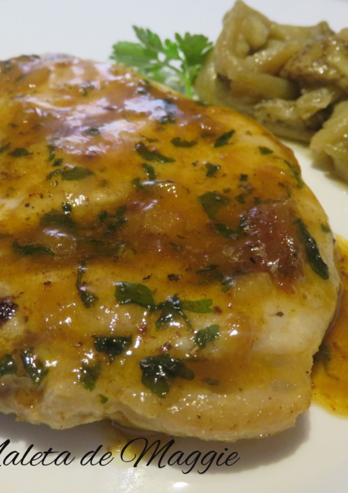 Una foto de Chuletas de cerdo con salsa de ajo y perejil