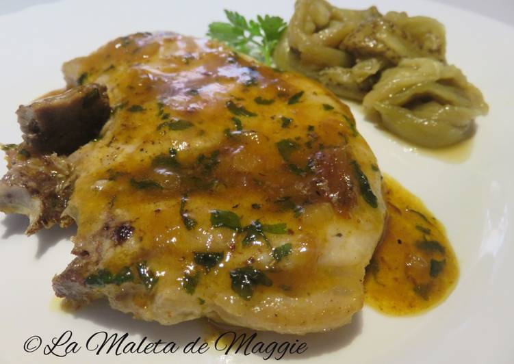 Chuletas de cerdo con salsa de ajo y perejil