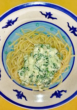 Una foto de Salsa de Pollo y Espinacas en crema🍝